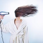 髪を乾かす女性、おかしな人のイメージ画像